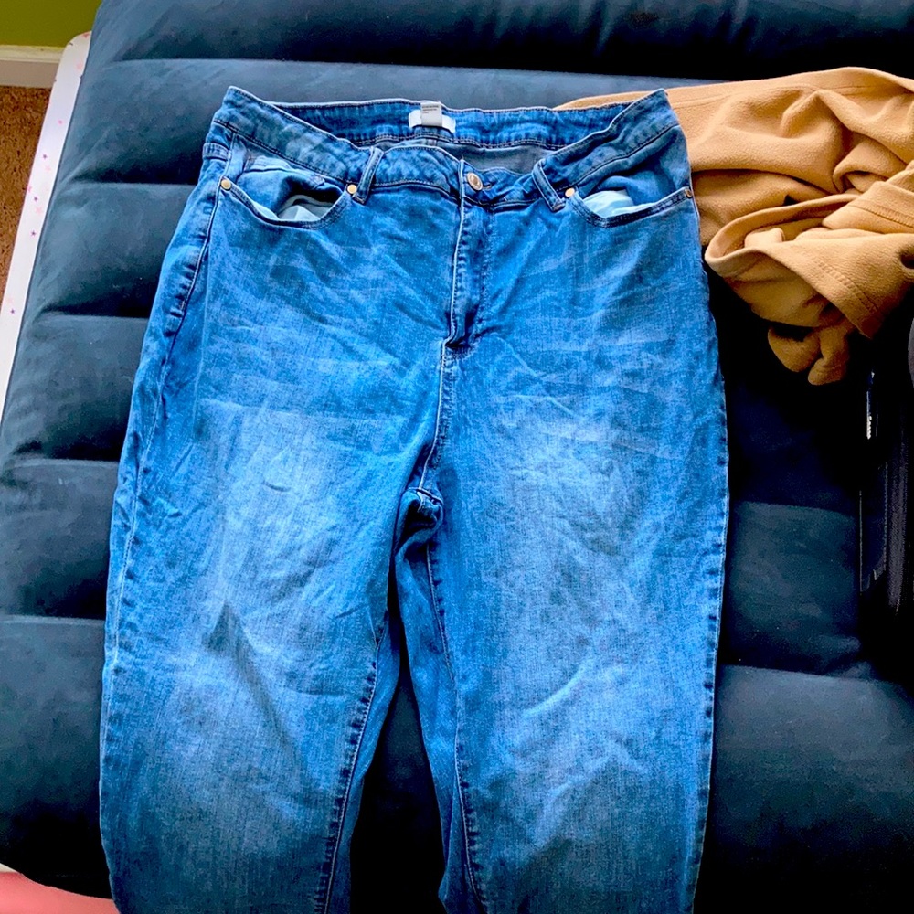 I’m selling a blue jeans pants it’s from forever 21